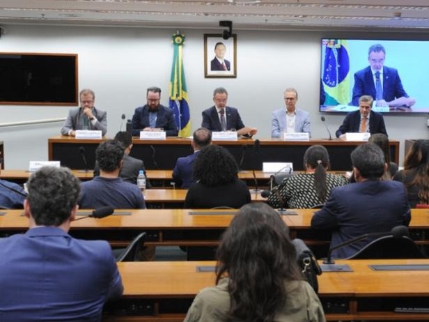 PARLAMENTARES DISCUTEM DIGITALIZAÇÃO DE SERVIÇOS BANCÁRIOS E FECHAMENTO DE AGÊNCIAS